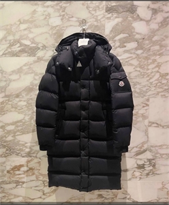 {{productViewItem.photos[photoViewList.activeNavIndex].Alt || productViewItem.photos[photoViewList.activeNavIndex].Description || 'Пуховик Moncler'}}