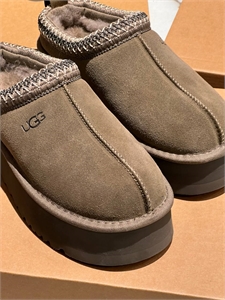 UGG 160180