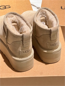 UGG 160185