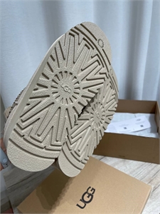 UGG 160520