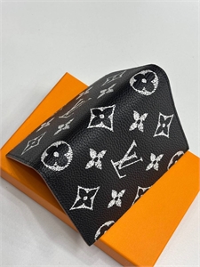 Обложка  LOUIS VUITTON 165973