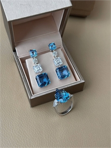 Серьги GRAFF Квадрат 168901